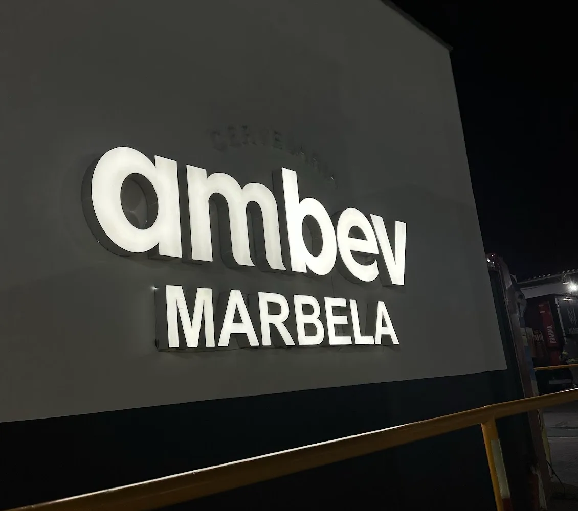 Letreiro Cervejaria Ambev Marbela iluminado